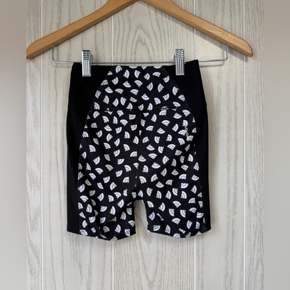 North Face Girls Black/white Logo Printed Biking Shorts Sz ⅞ LNC - Picture 3 of 4